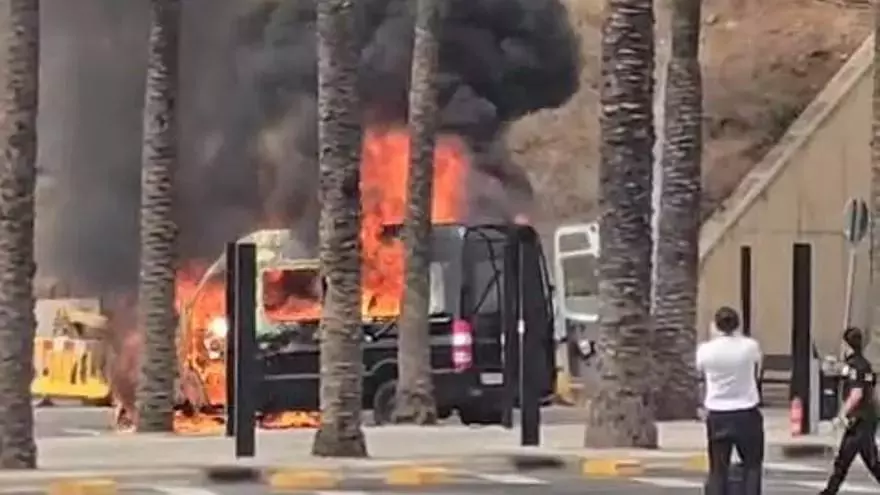 Kleinbus brennt am Flughafen Mallorca komplett aus