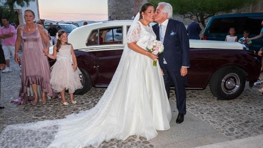 La novia Penélope Palacios y su padre, Juan Palacios, antes de entrar en la catedral.