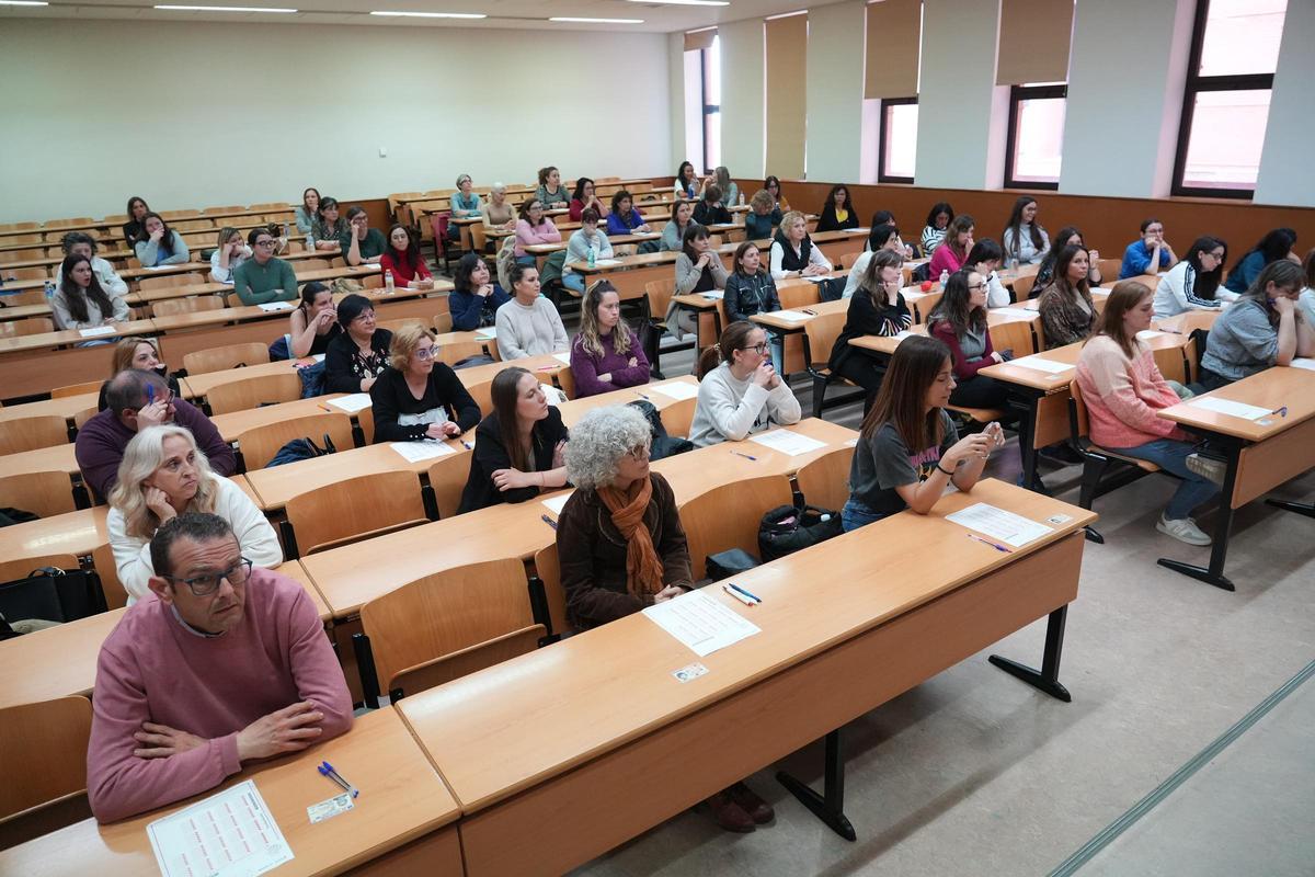 Aspirantes a un puesto de funcionario en Castellón durante una oposición.