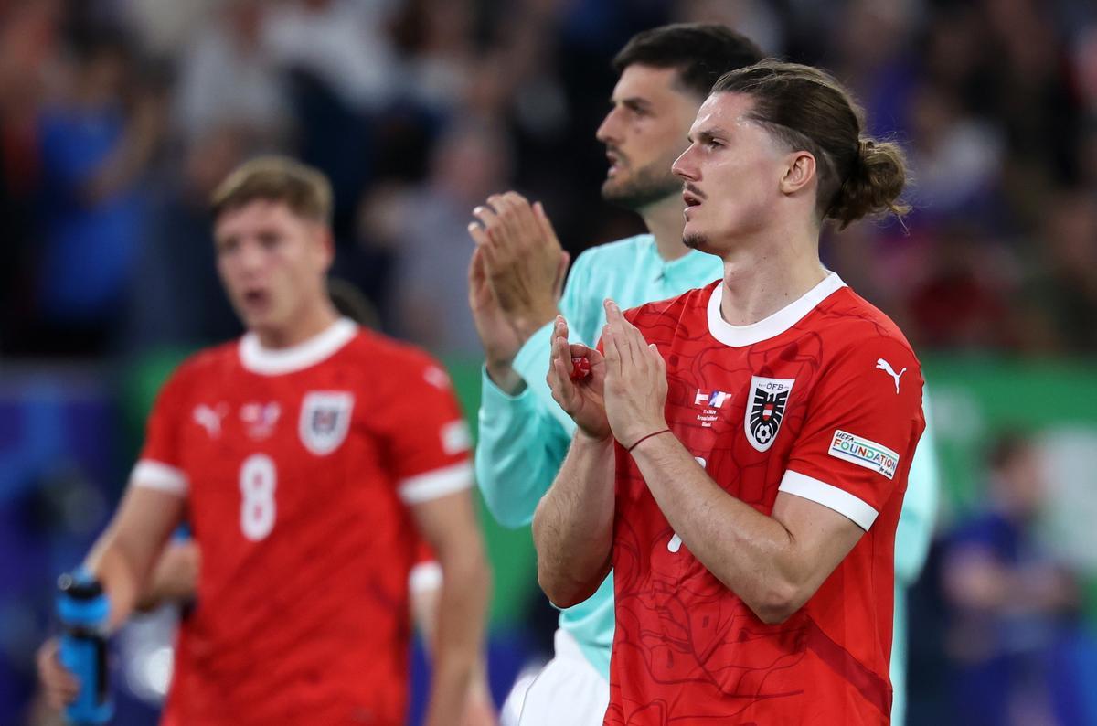 Marcel Sabitzer y sus compañeros austriacos aplauden a su afición tras la derrota con Francia en la Eurocopa 2024