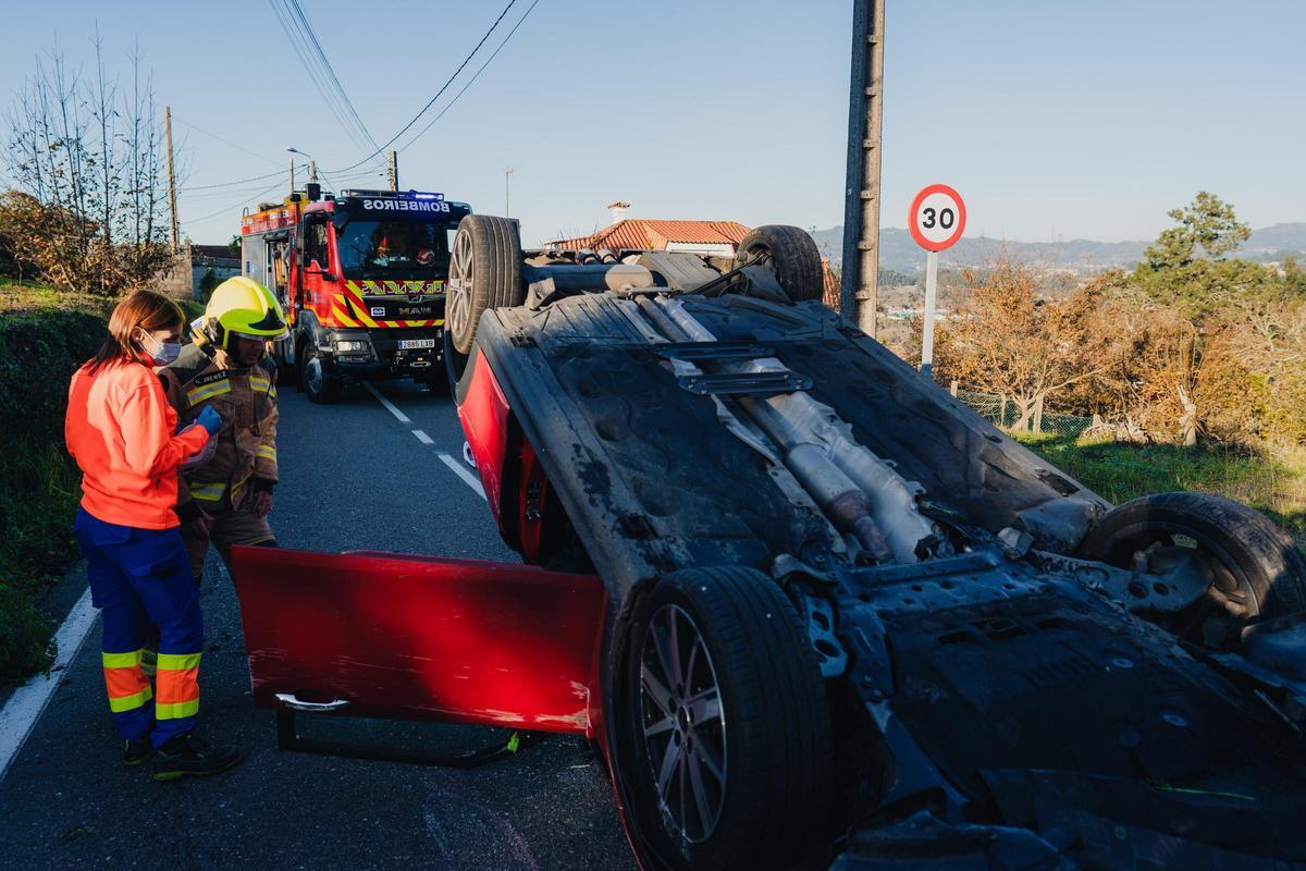 Accidente en Gondomar: el conductor volcó tras chocar contra una roca y tuvo que ser excarcelado