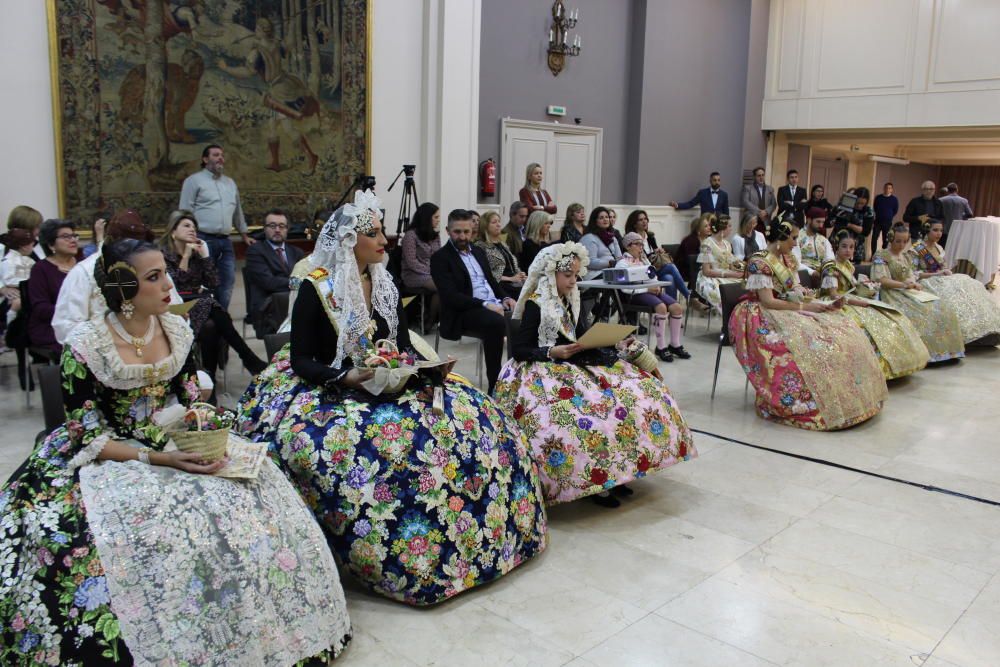 La firma Vives i Marí ha entregado su colección de espolines confeccionados a lo largo del último año. Representantes de las fiestas de diferentes barrios y ciudades se dieron cita en una fiesta que es ya todo un clásico.