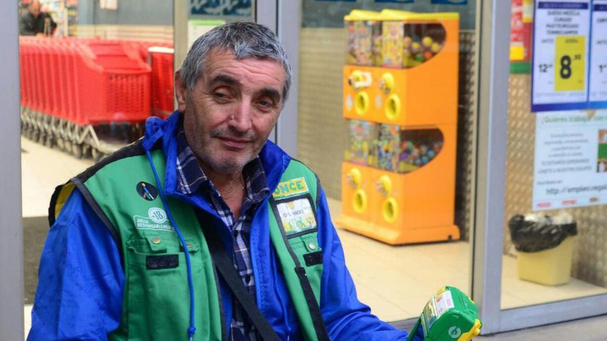 Orlando Pena, ayer, trabajando ante el Eroski cangués.