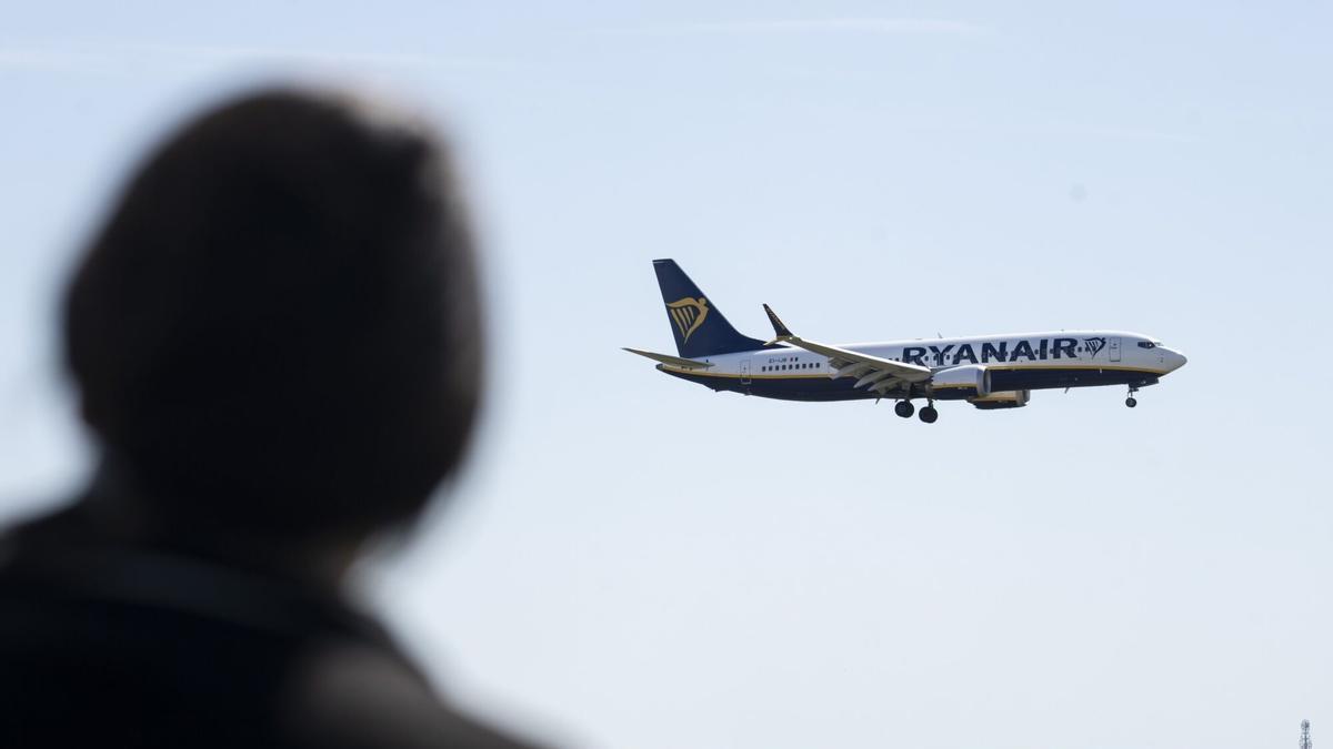 Ryanair mantiene el pulso con Aena por la subida de tasas y sacrifica aeropuertos como el de Zaragoza.