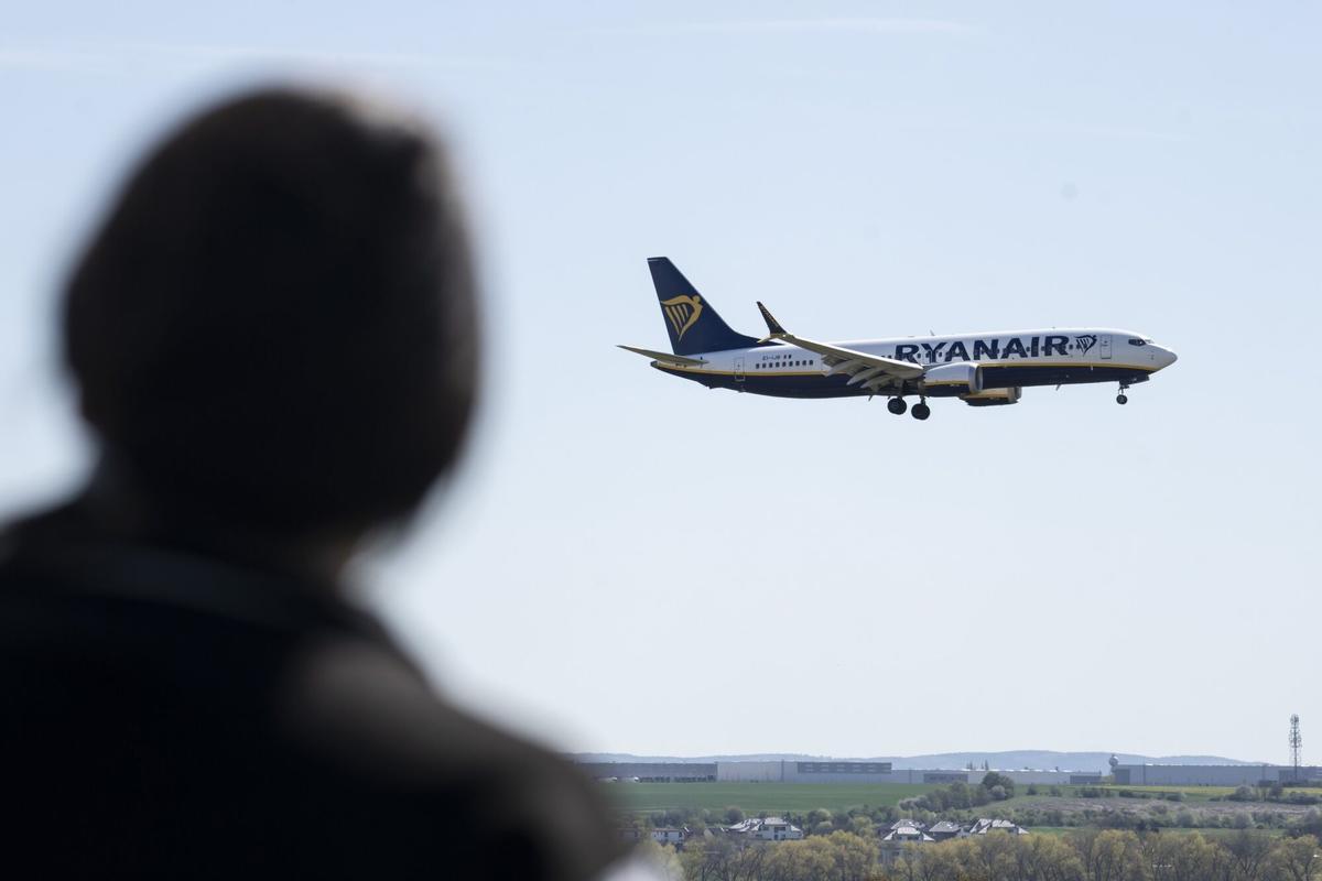 Ryanair mantiene el pulso con Aena por la subida de tasas y sacrifica aeropuertos como el de Zaragoza.