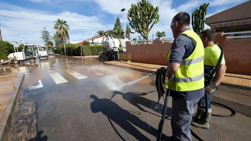 El Ayuntamiento urge a Lhicarsa a poner en marcha el plan de choque de limpieza