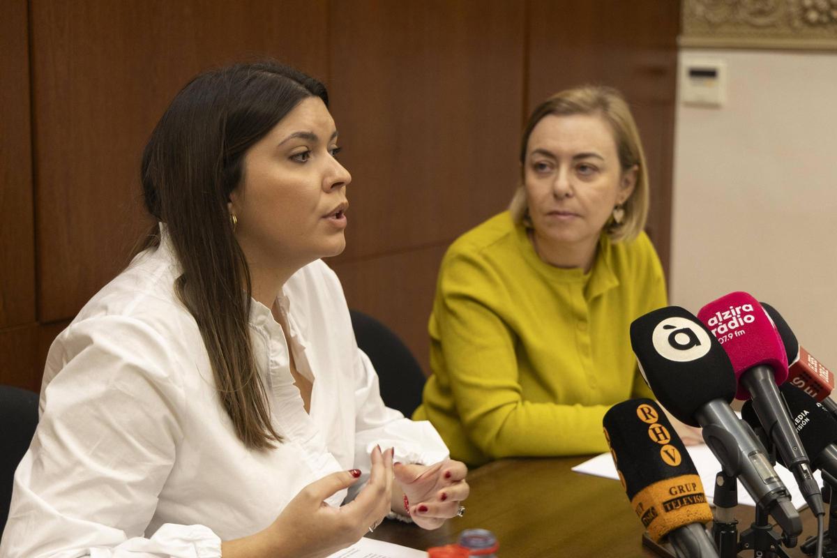 La concejal Mar Chordá y la diputada Natàlia Enguix en la rueda de prensa ofrecida el viernes en Alzira.