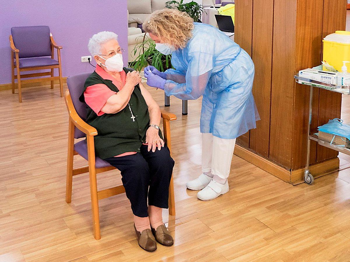 21/1/18. Araceli Hidalgo, la mujer de 96 años que inauguró en 2020 la vacunación contra el coronavirus en España, en el momento en el que le administran la segunda dosis, en la residencia Los Olmos de Guadalajara. La vacunación contra el Sars-Cov-2 ha marcado el año en gran parte del mundo.