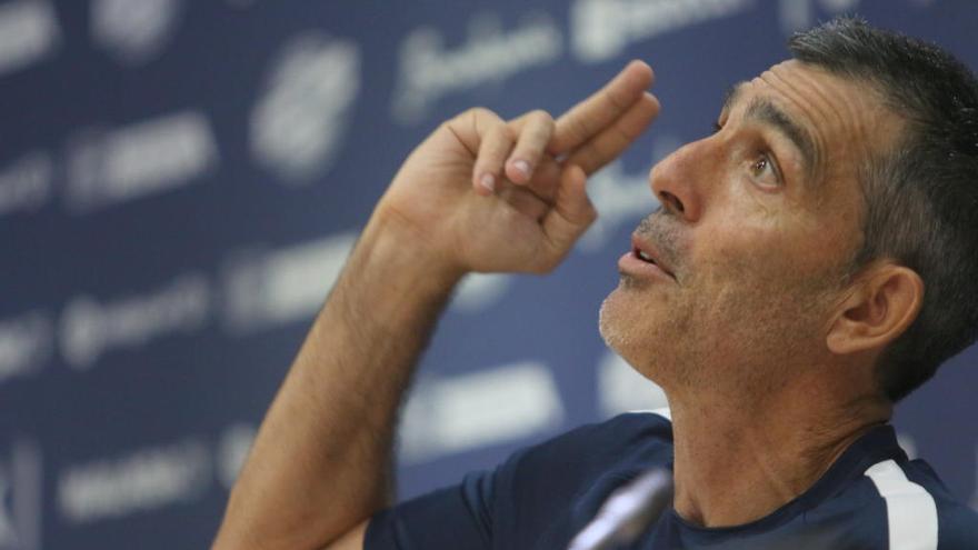 Juan Ramón López Muñiz, entrenador del Málaga, gesticula durante una rueda de prensa.