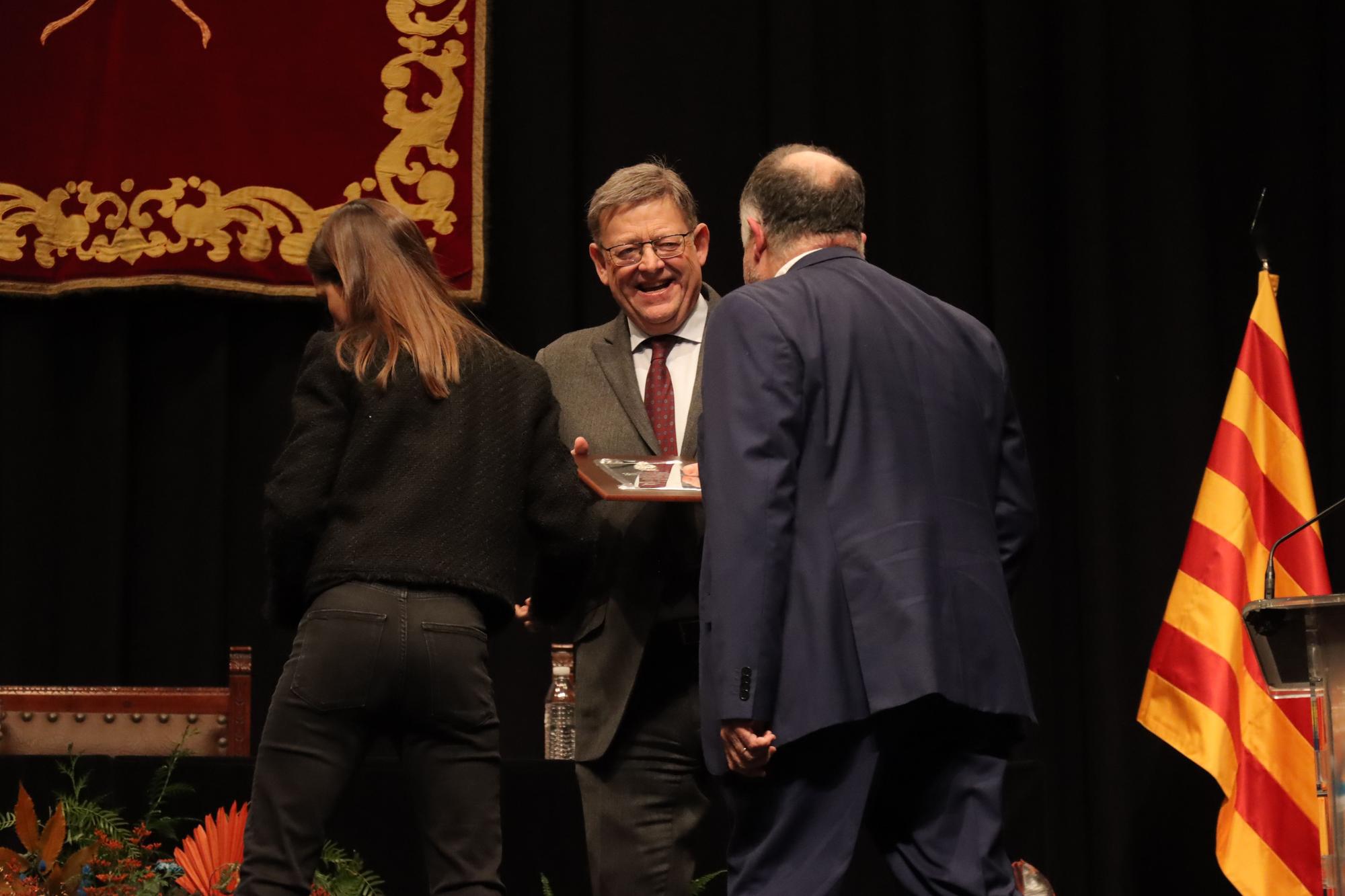 Las imágenes de la entrega de las medallas de oro de Vila-real a Porcelanosa, Carmelitas y 'Quique' y la distincion de Hijo Predilecto a Diego Dualde