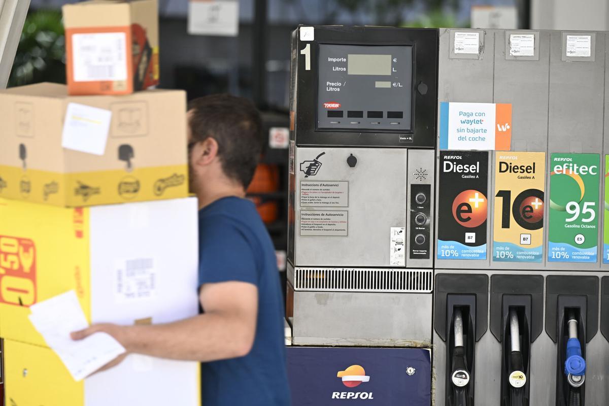 CASTELLÓN, 28/04/2025.- Surtidor fuera de servicio durante el apagón este lunes en una gasolinera de Castellón. El suministro eléctrico se ha interrumpido en la España peninsular en torno a las 12.30 horas (10.30 GMT) de este lunes por causas desconocidas, lo que afecta al funcionamiento de servicios públicos como el ferrocarril y el metro, a empresas y particulares.