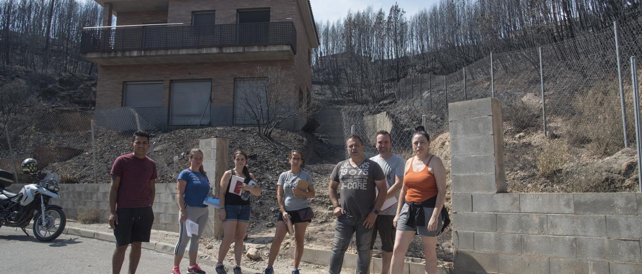 Part dels voluntaris que ahir s’organitzaven davant la casa que han habilitat