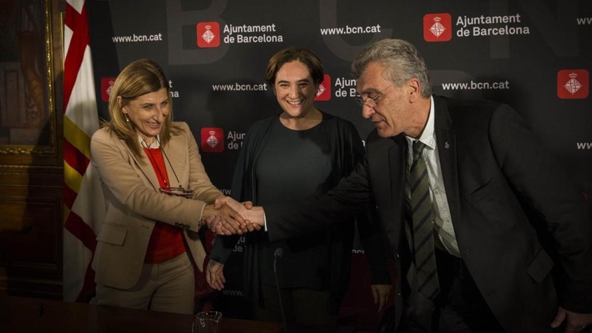 De izquierda a derecha, los alcaldes de Lampedusa, Barcelona y Lesbos, Giuseppina Nicolini, Ada Colau y Spyros Galinos.