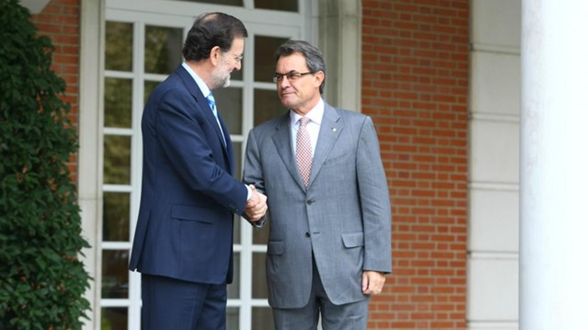 Mariano Rajoy saluda a Artur Mas, este jueves, en las escalinatas de la Moncloa.