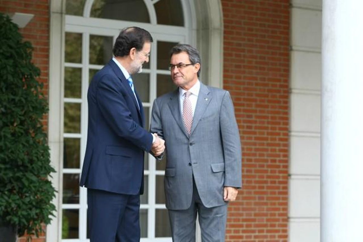 Mariano Rajoy saluda Artur Mas, aquest dijous, a les escalinates de la Moncloa. Mariano Rajoy saluda Artur Mas, aquest dijous, a les escalinates de la Moncloa.