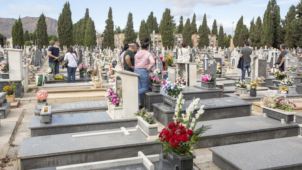 Día de Todos los Santos en el Cementerio de Alicante