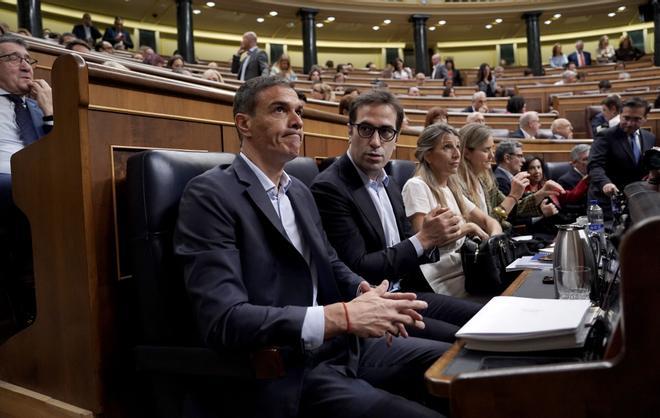 Sánchez alivia a un PSOE en la UVI: "Cogemos aire, pero el agua sube cada vez más"