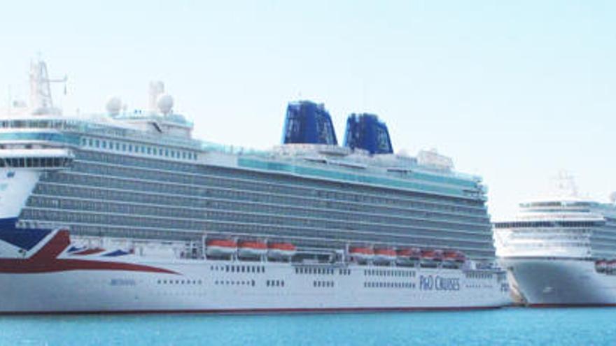 Dos cruceros dejan 8.000 turistas en Alicante