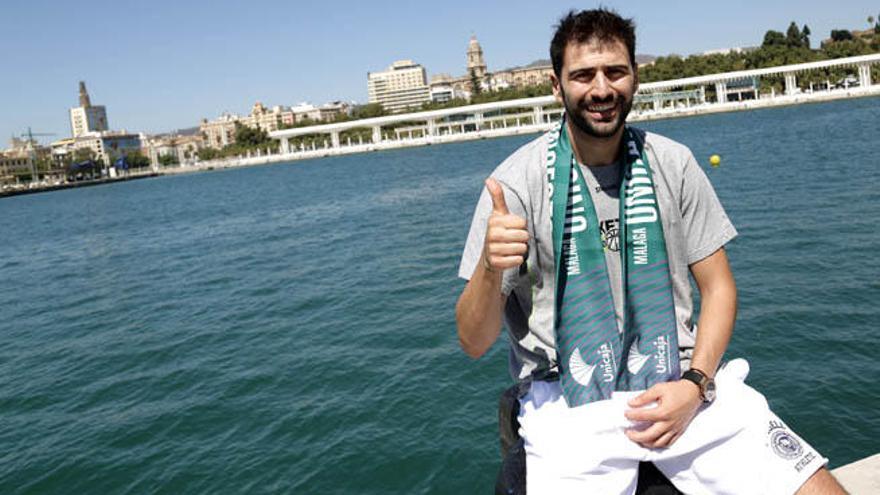 Kostas Vasileiadis posa en el Puerto de Málaga, el día de su presentación como refuerzo cajista para la inminente temporada 2014/2015.