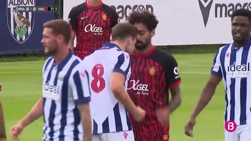 Samú Costa es agredido por un rival en el amistoso WBA-Mallorca