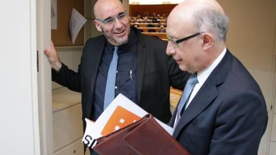 Compromís entrega una carta a Montoro en la que reclama un «trato justo» para la Comunidad