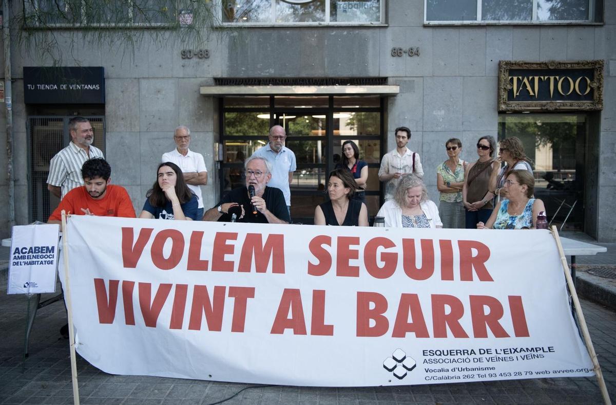 Representantes de los vecinos, varios afectados y portavoces de los sindicatos, en la presentación de las cifras.