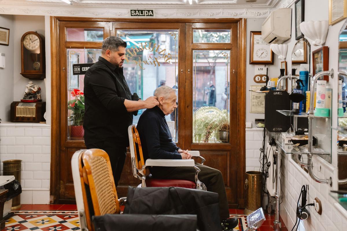 La barbería 'El Kinze de Cuchilleros', en Madrid, reabre tras 126 años de actividad ininterrumpida.