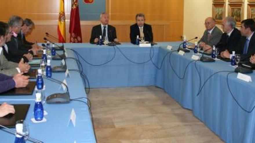 Los alcaldes de la Vega Alta y representantes políticos y agrarios se reunieron ayer con Valcárcel y Cerdá en San Esteban.