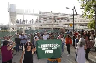 Los vecinos de Malilla se suben a su nueva pasarela para exigir el Corredor Verde
