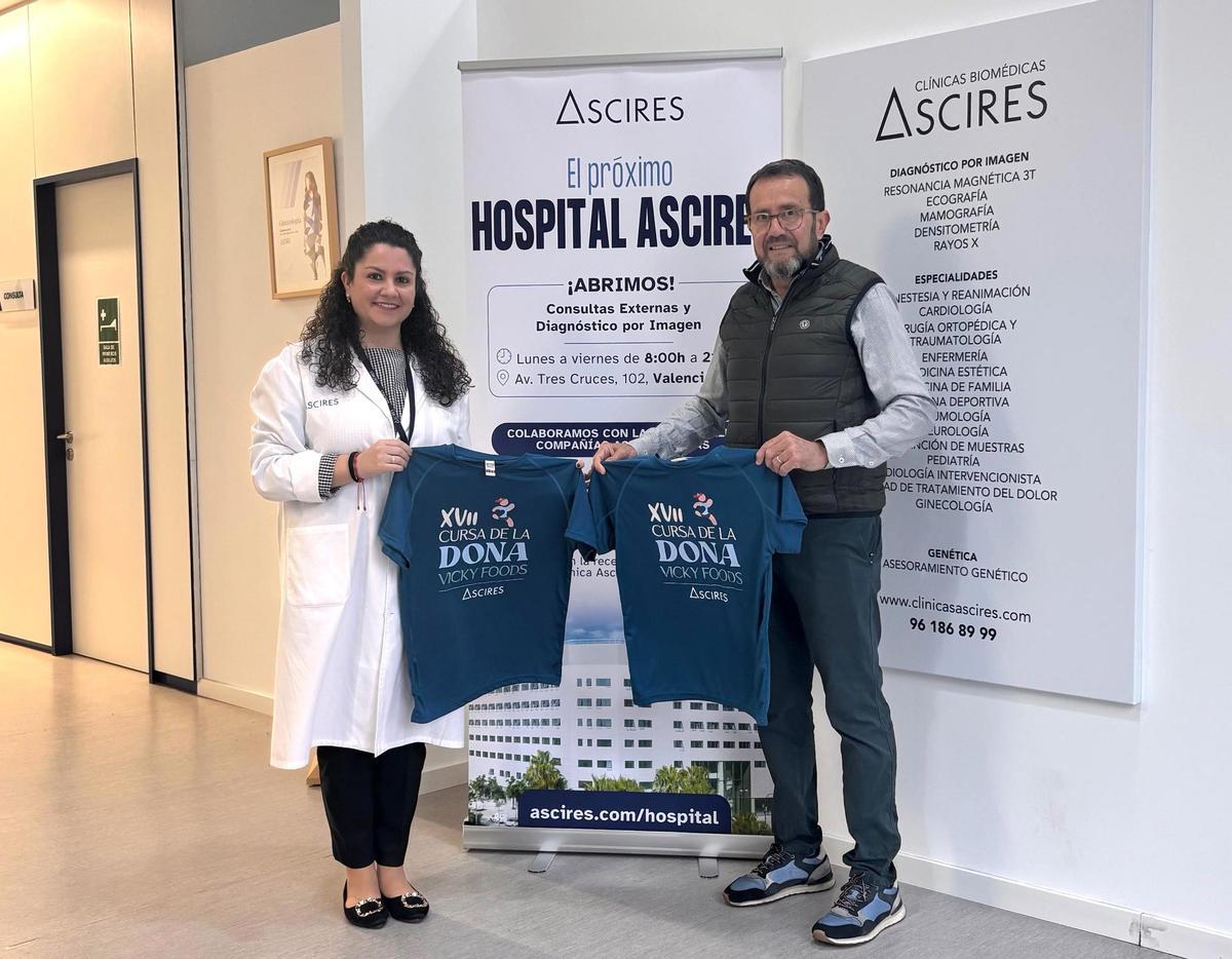 El presidente del CA Safor Teika, Vicent Boscà, y Gemma Llopis, de Clínicas Biomédicas Ascires