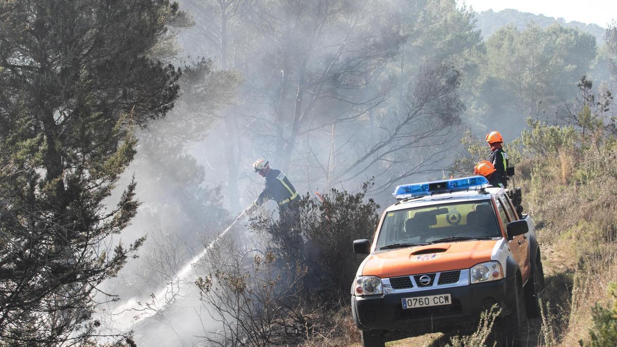 Imagen de archivo de bomberos apagando un incendio forestal en la carretera de es Cubells