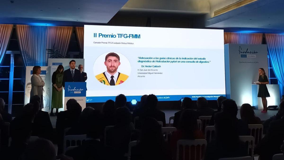 El joven estudiante de la UMH, recibiendo el premio por su TFG