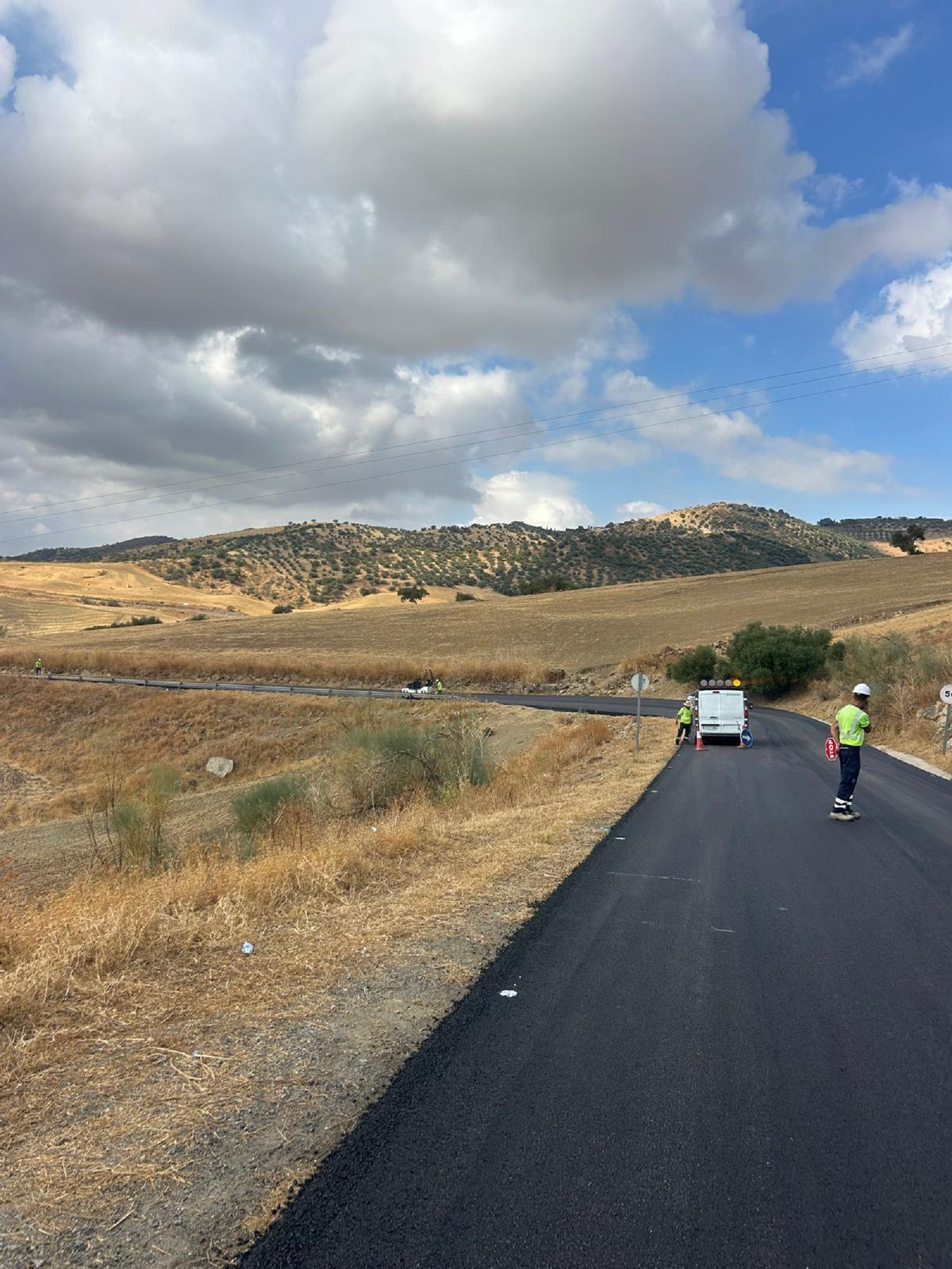 La Diputación invierte medio millón de euros en la mejora de la carretera entre Villanueva de la Concepción y Almogía.
