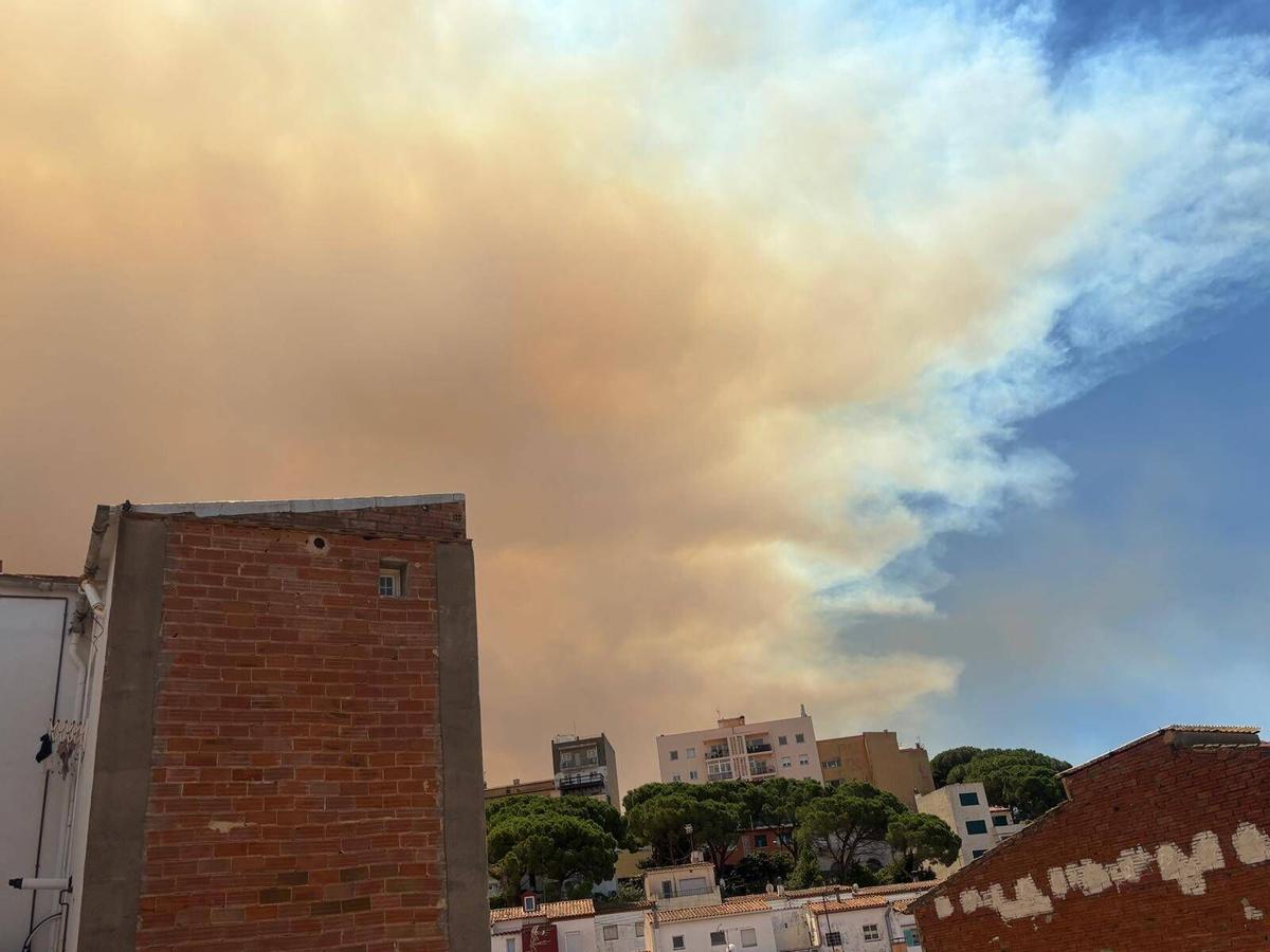 Sant Feliu de Guíxols El fum i la cendra de l'incendi de la Bisbal a peu de les Gavarres Sant Feliu de Guíxols El fum i la cendra de l'incendi de la Bisbal a peu de les Gavarres