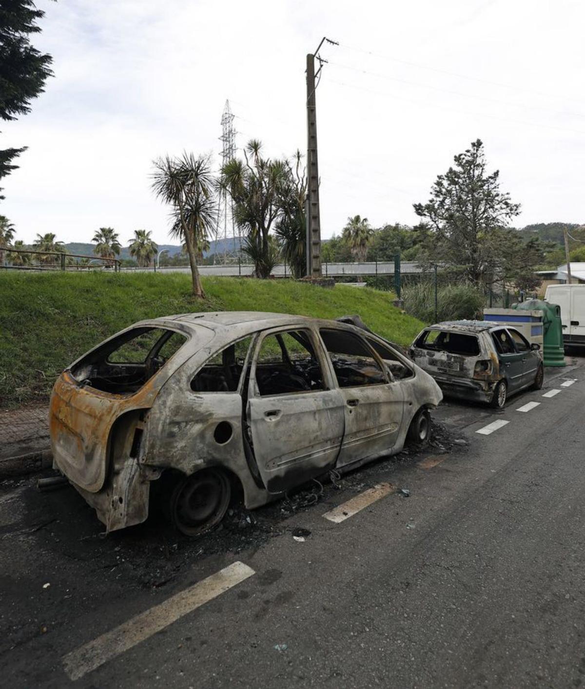 Voluntarios de Protección Civil
ayudan a subir a una usuaria
en la residencia Soremay.
| Gustavo Santos