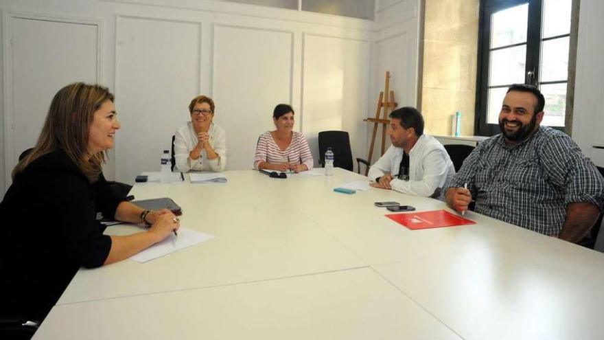 Mesa de trabajo de las ordenanzas fiscales de Vilagarcía, minutos antes de comenzar. // Iñaki Abella