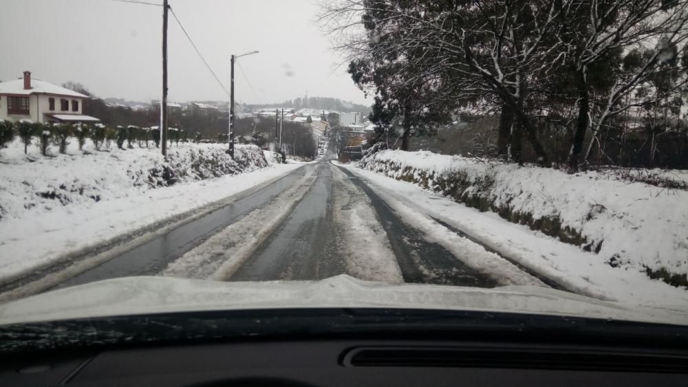La presencia de nieve en las carreteras dificulta la circulación en zonas del interior de Lugo y Ourense.