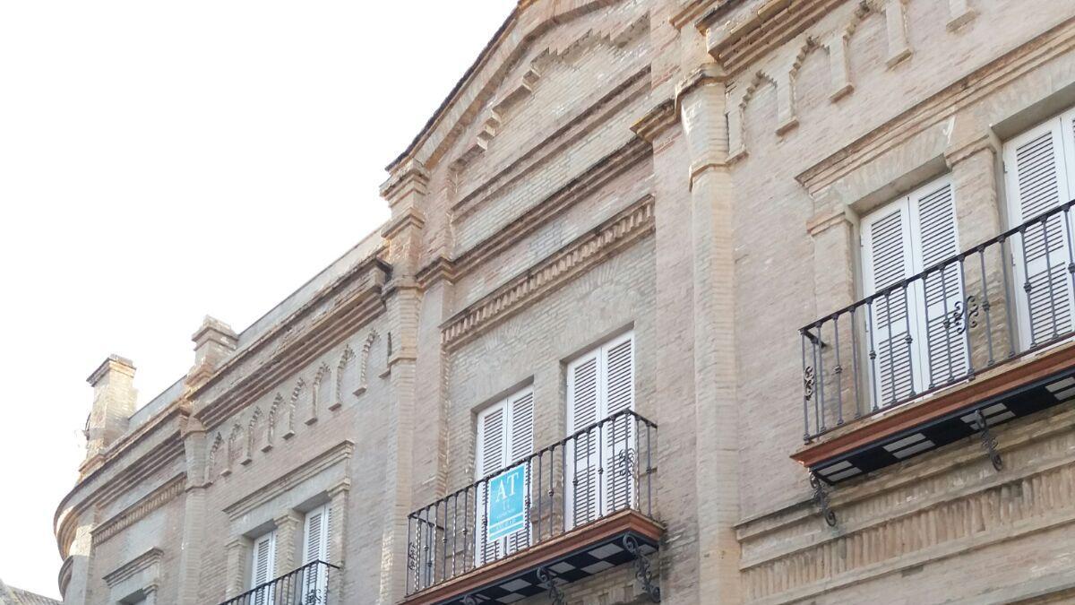 Apartamentos turísticos situados en la calle Becas, en el entorno de la Alameda de Hércules. / El Correo