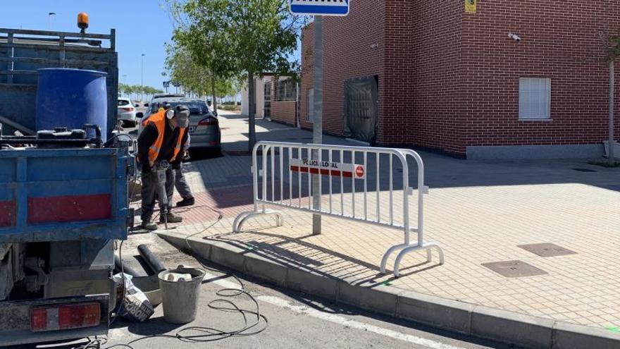 Los operarios municipales instalan bolardos tras el accidente de ayer