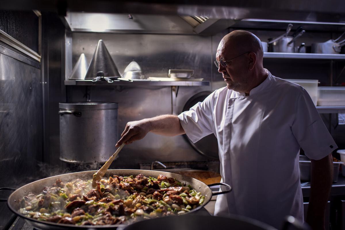 El chef Amadeo, en acción, en su cocina del restaurante de la playa de Gandia