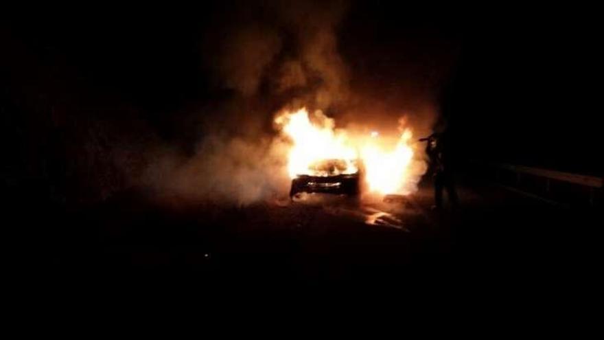 Un coche arde en la AP-53 en Lalín y otro rompe el motor en el centro de Silleda