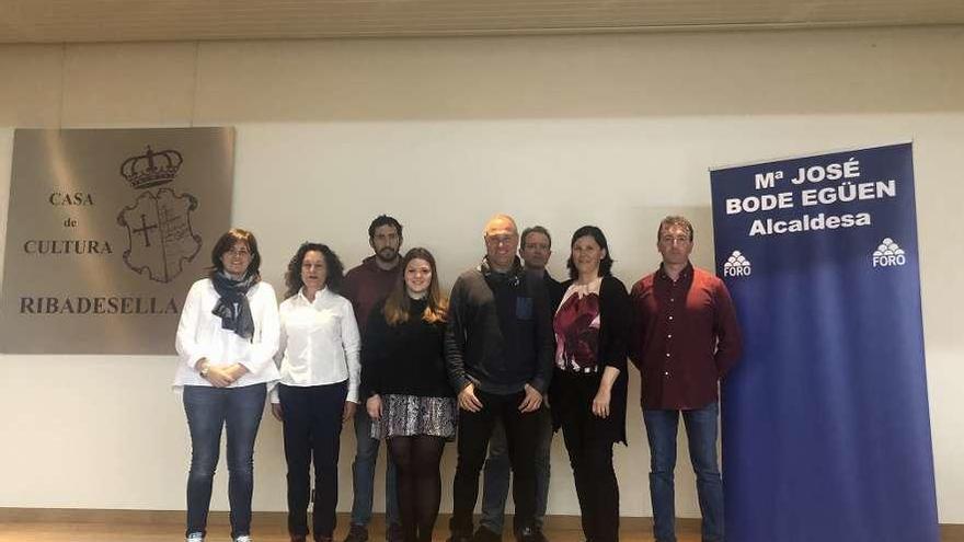 Miembros de la candidatura de Foro en Ribadesella, ayer, durante la presentación del programa.