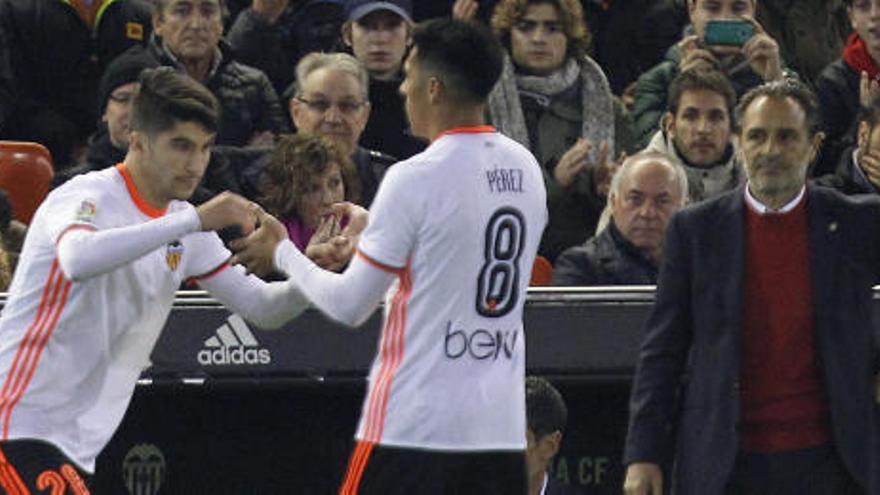 Enzo Pérez da la alternativa a Soler ante la mirada de Prandelli.