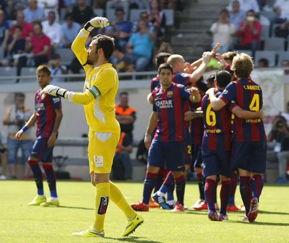 Los futbolistas del Barcelona celebran un gol en El Arcángel ante el Córdoba CF, ante el capitán blanquiverde, Juan Carlos.