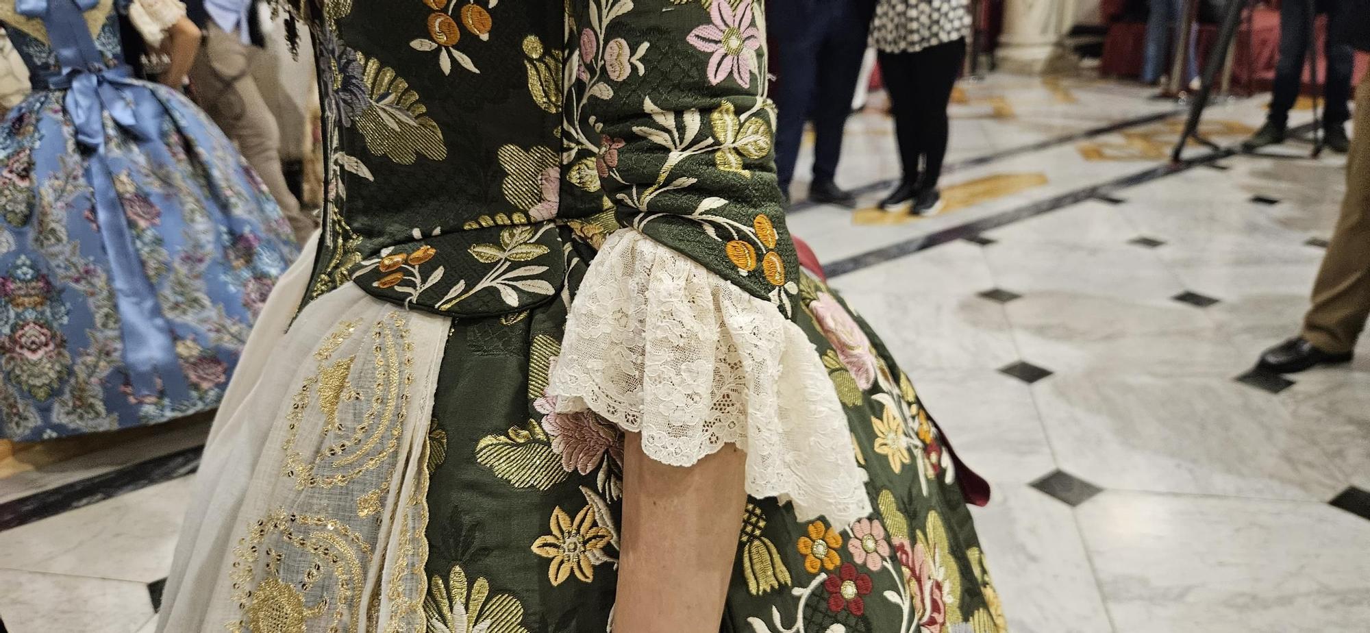 Los trajes Verde Musto y Azul Lavender de María Estela y Marina, al detalle