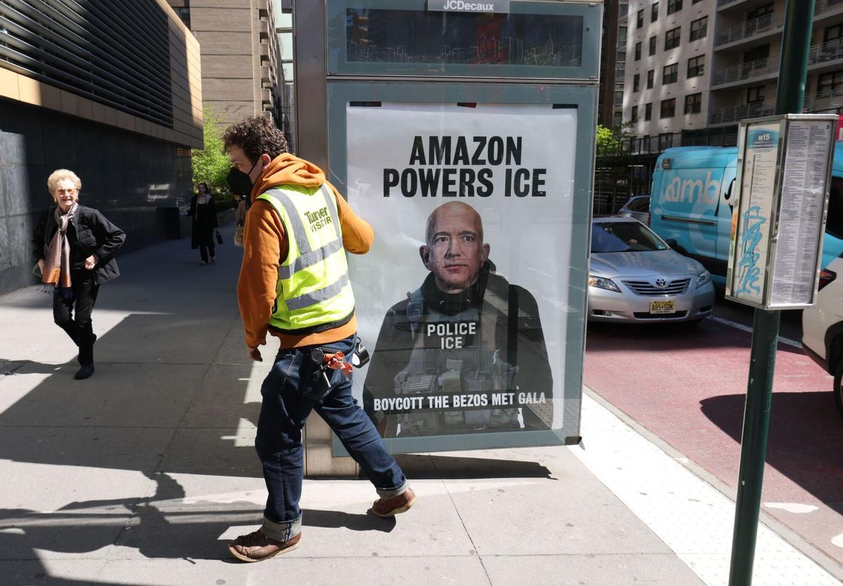 Un hombre coloca un cartel con el lema 'Boicot a la Gala del Met de Bezos' en una parada de autobús en el distrito de Manhattan, Nueva York, el 27 de abril de 2026.
