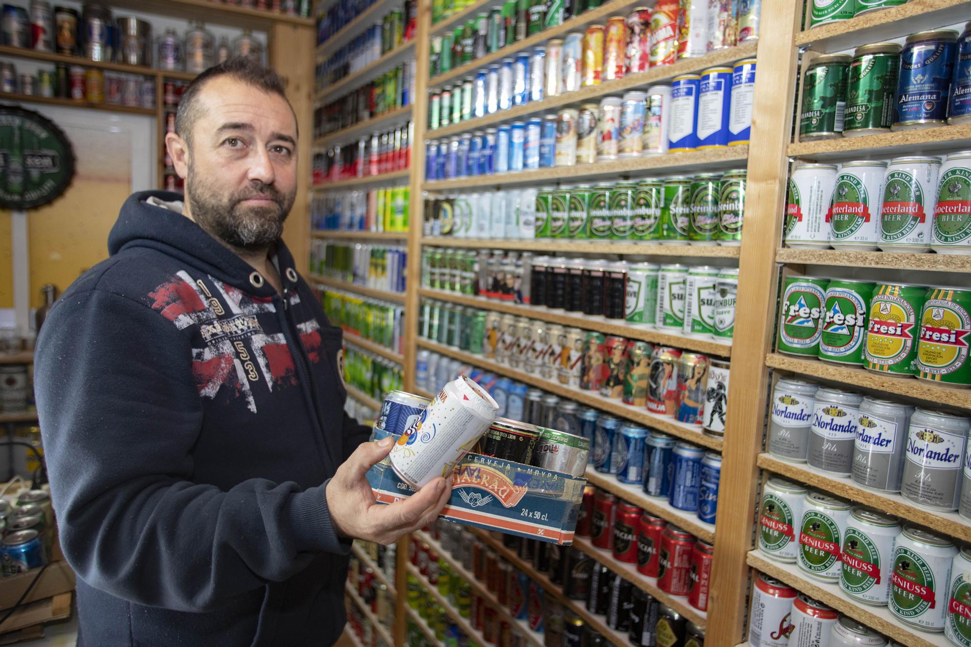 David Fortea atesora en Quesa la mayor colección de latas de cerveza de España