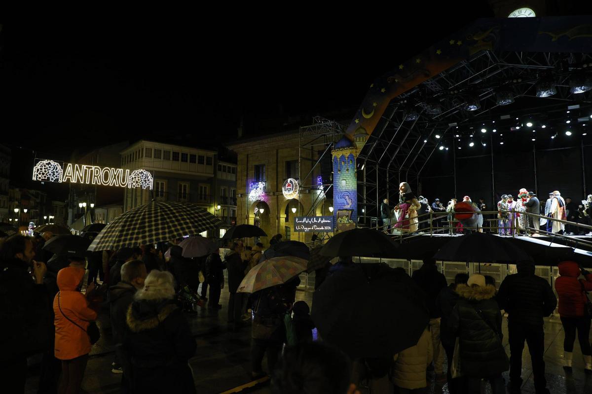 EN IMÁGENES: el entierro y quema de la sardina pone fin al multitudinario Antroxu de Avilés
