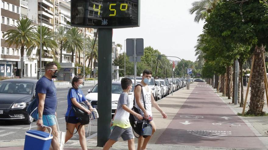 Un termómetro urbano marca 45 grados centígrados en el centro de Córdoba.