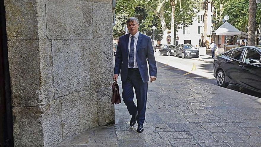 El abogado JosÃ© Zaforteza, defensor de Matas, a su llegada a la Audiencia de Palma.